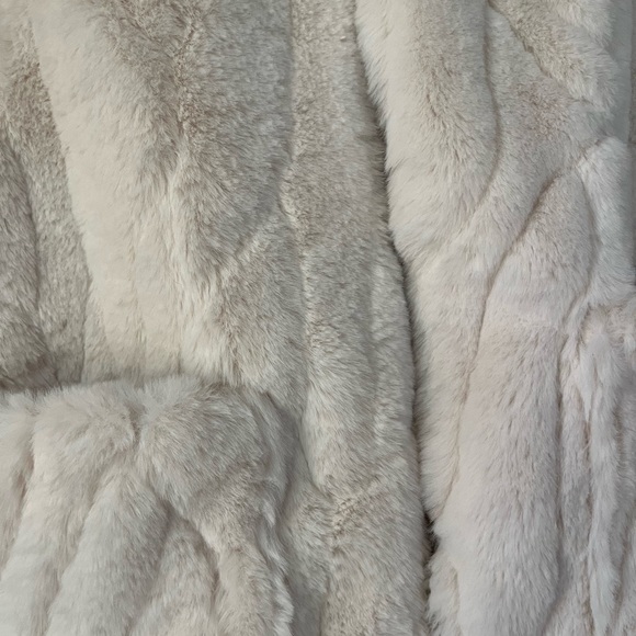 Zara Faux Fur Vest - Picture 3 of 4